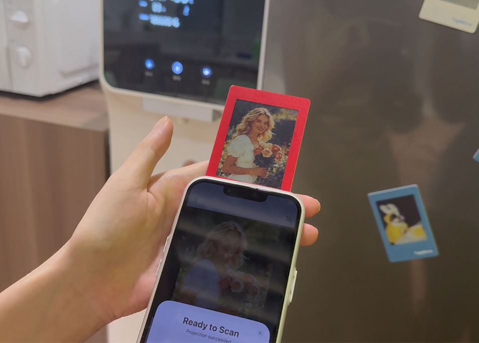 How Does a Battery-Free Display Work?